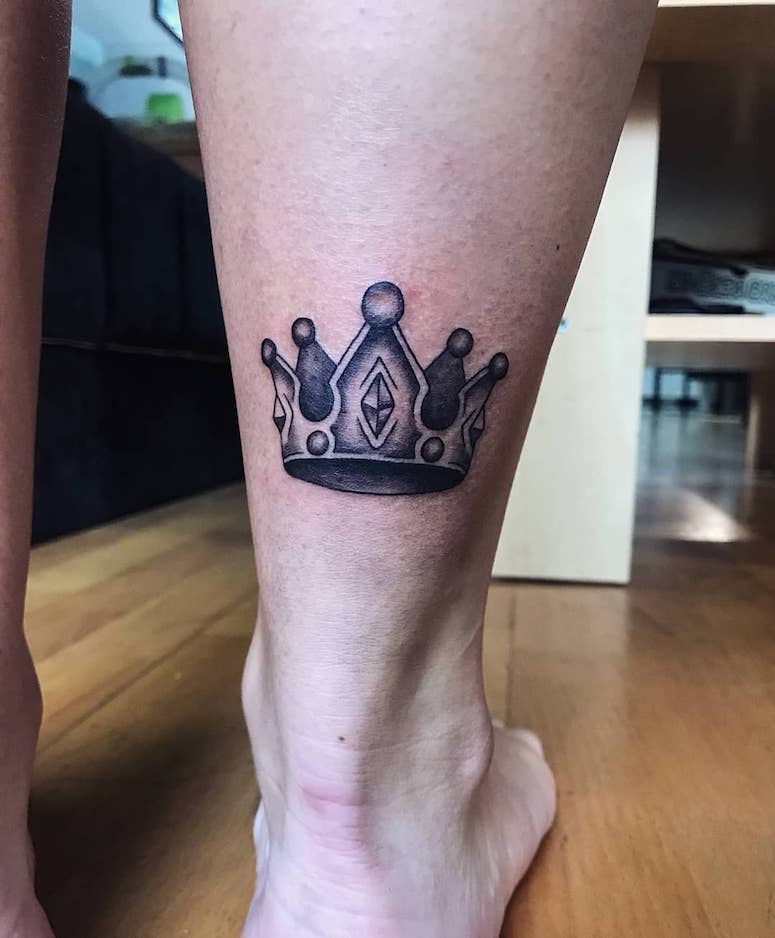 tattoo femenino con una corona 78