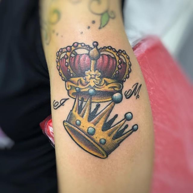 tattoo femenino con una corona 79