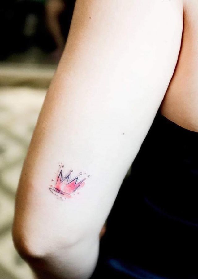 tattoo femenino con una corona 80