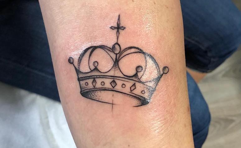 tattoo femenino con una corona 81