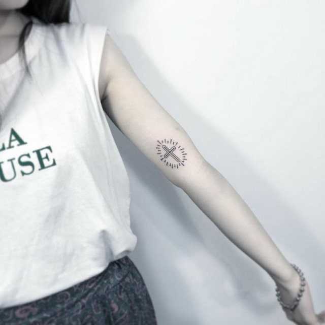 tattoo femenino con una cruz 01