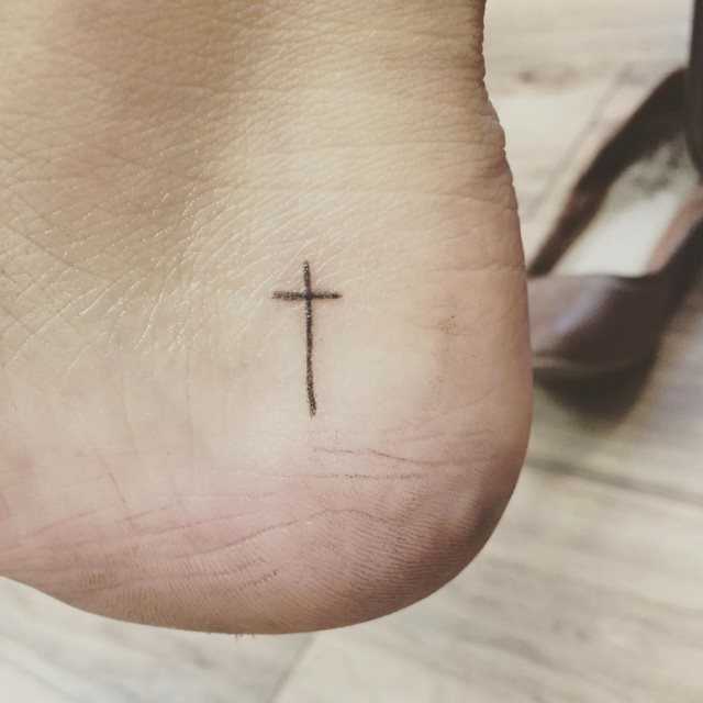 tattoo femenino con una cruz 02