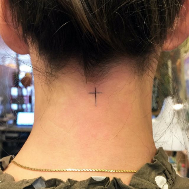 tattoo femenino con una cruz 03