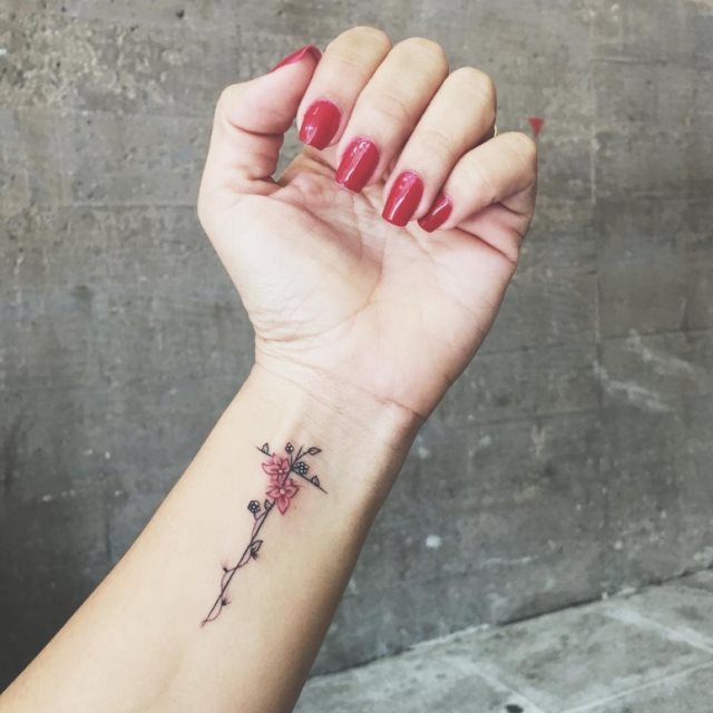 tattoo femenino con una cruz 04