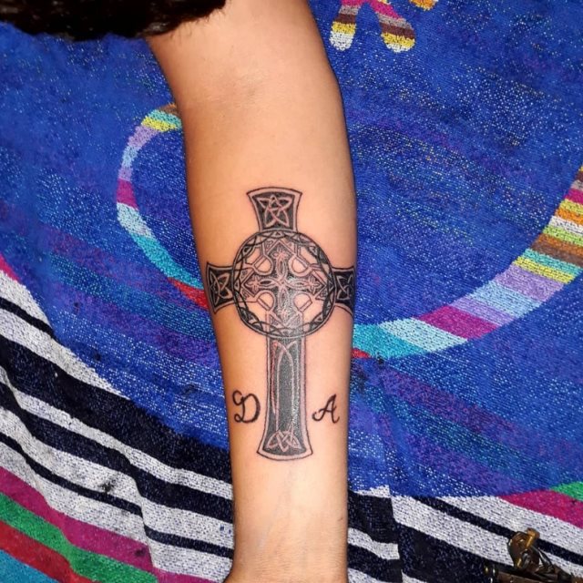 tattoo femenino con una cruz 05
