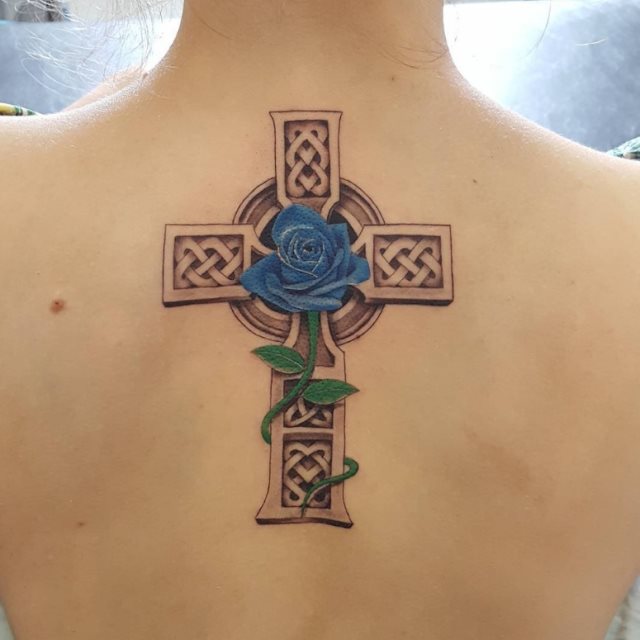 tattoo femenino con una cruz 06