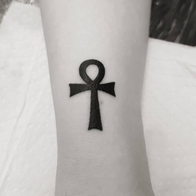 tattoo femenino con una cruz 08