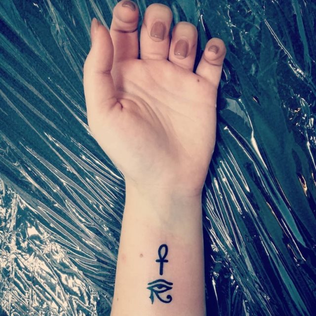 tattoo femenino con una cruz 09