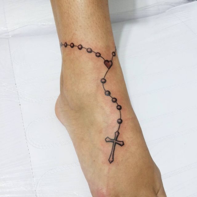 tattoo femenino con una cruz 11