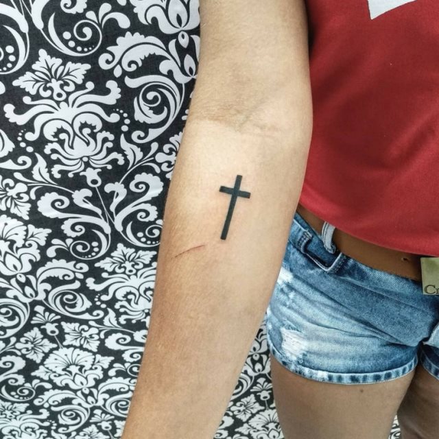 tattoo femenino con una cruz 12