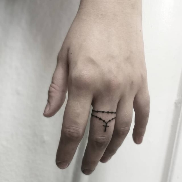 tattoo femenino con una cruz 13