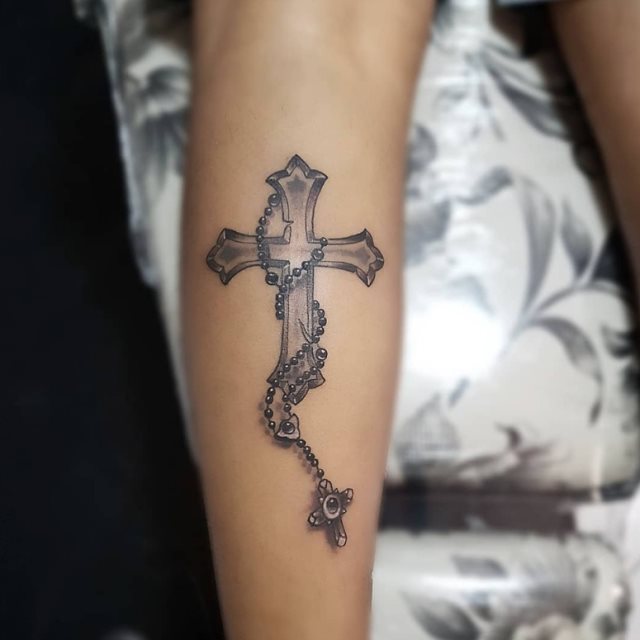 tattoo femenino con una cruz 14