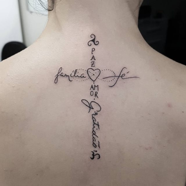 tattoo femenino con una cruz 15