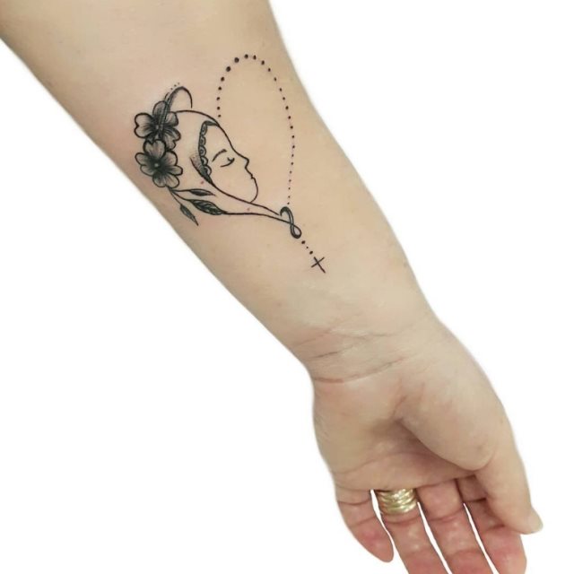 tattoo femenino con una cruz 16