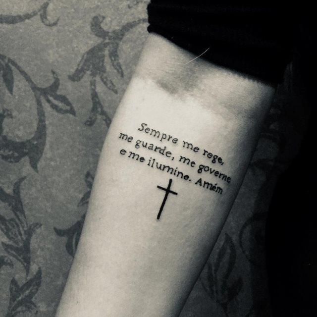 tattoo femenino con una cruz 17