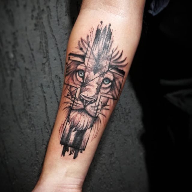 tattoo femenino con una cruz 18