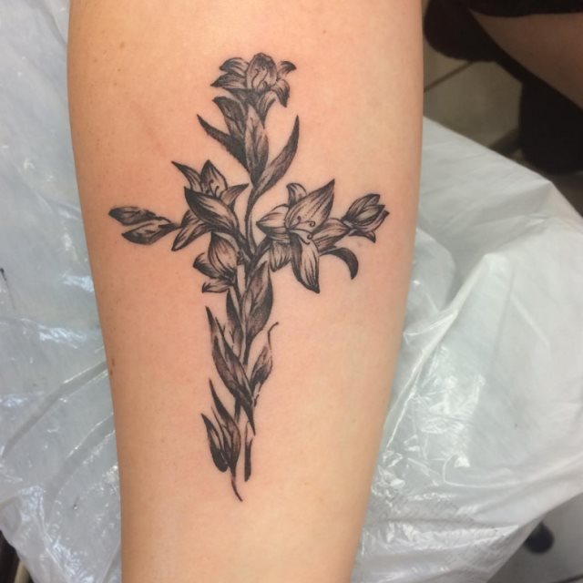 tattoo femenino con una cruz 19