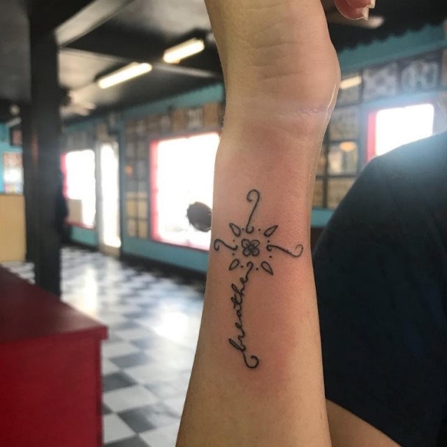 tattoo femenino con una cruz 20