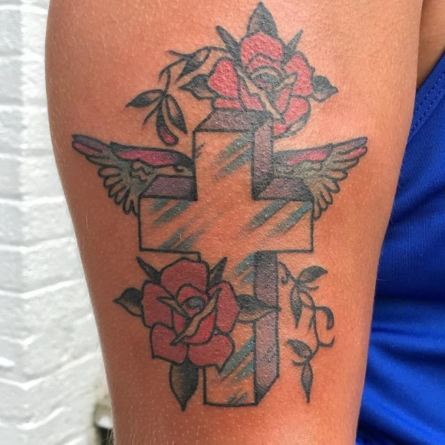 tattoo femenino con una cruz 22