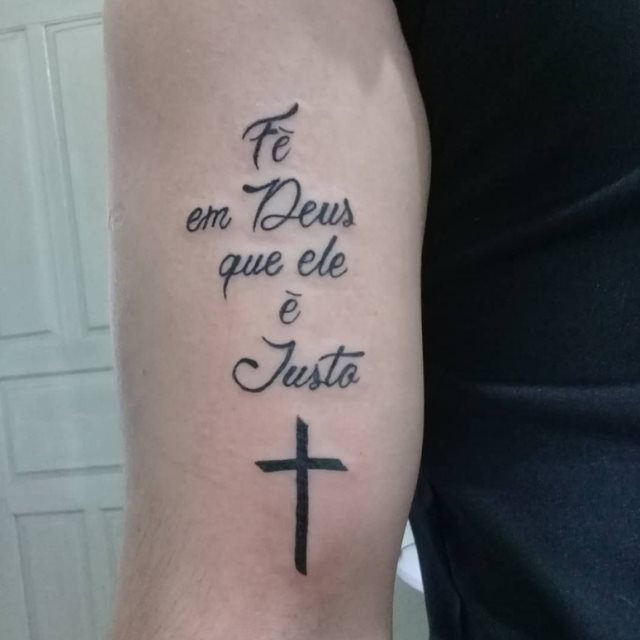 tattoo femenino con una cruz 23