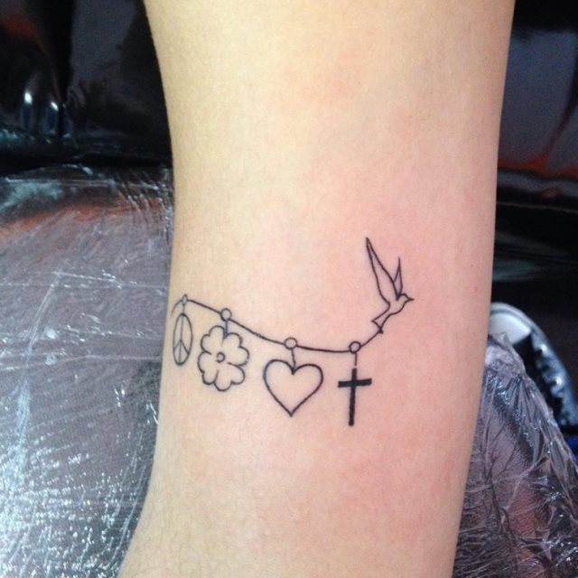 tattoo femenino con una cruz 24