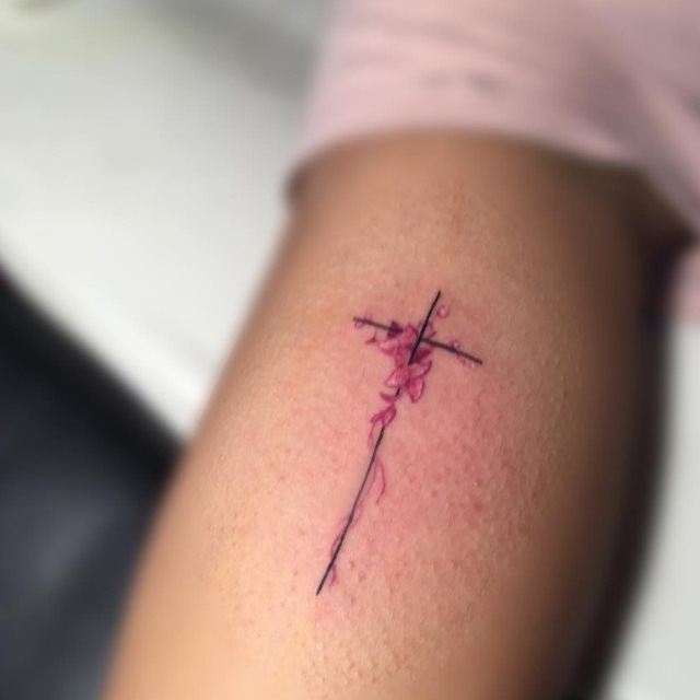 tattoo femenino con una cruz 25