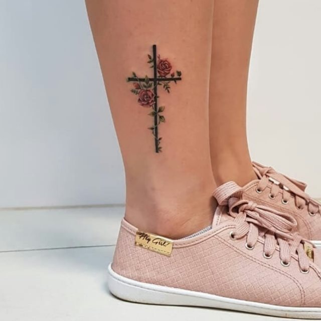 tattoo femenino con una cruz 26