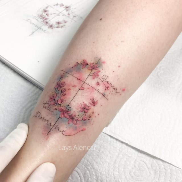 tattoo femenino con una cruz 27