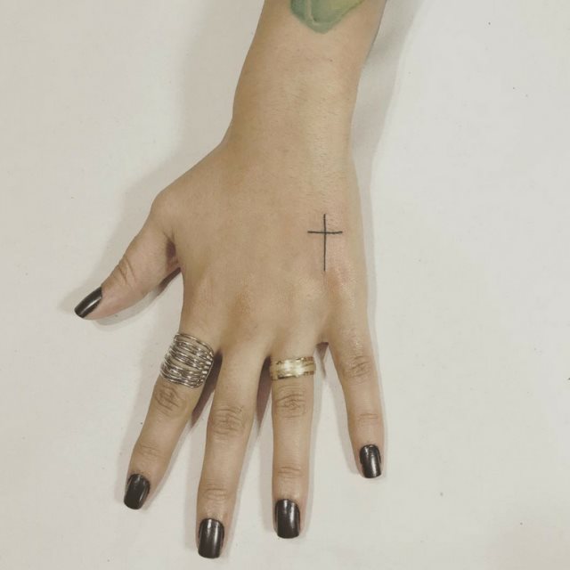 tattoo femenino con una cruz 28