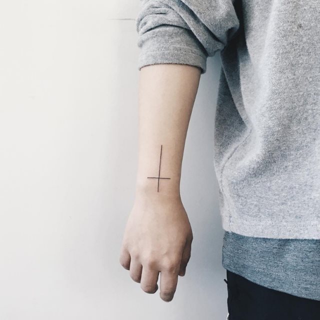 tattoo femenino con una cruz 29