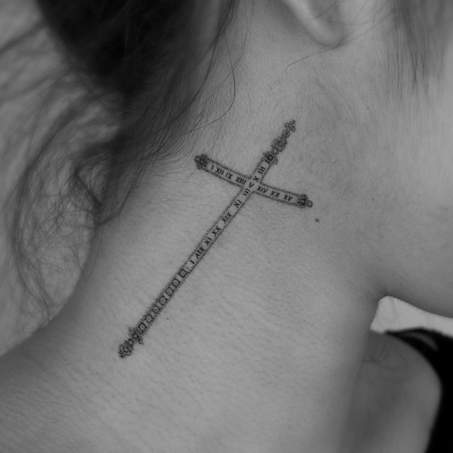 tattoo femenino con una cruz 31