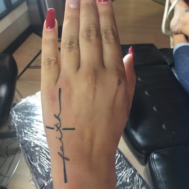 tattoo femenino con una cruz 32