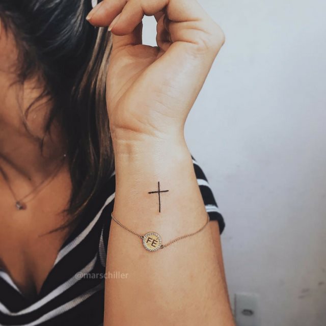 tattoo femenino con una cruz 33