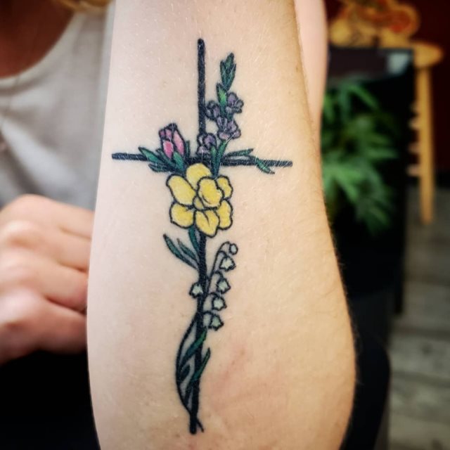 tattoo femenino con una cruz 34