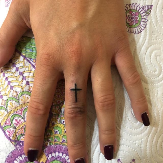 tattoo femenino con una cruz 35
