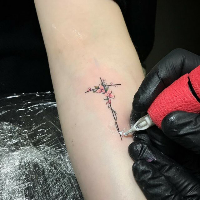tattoo femenino con una cruz 36