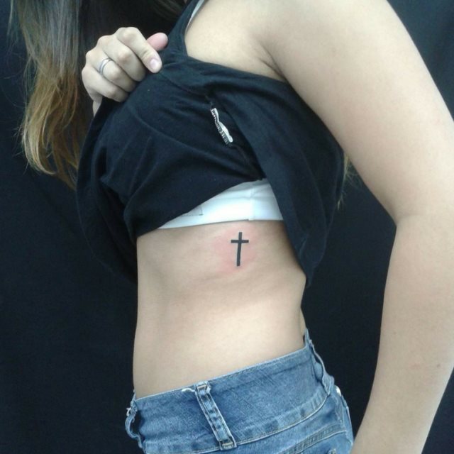 tattoo femenino con una cruz 37