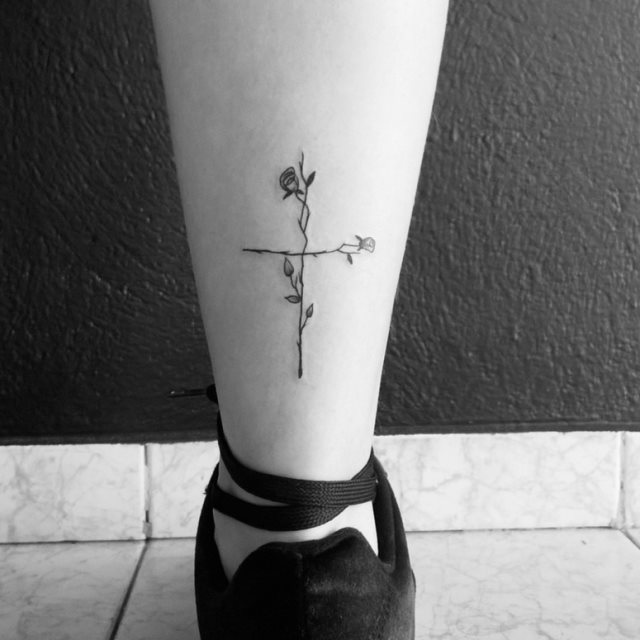 tattoo femenino con una cruz 38
