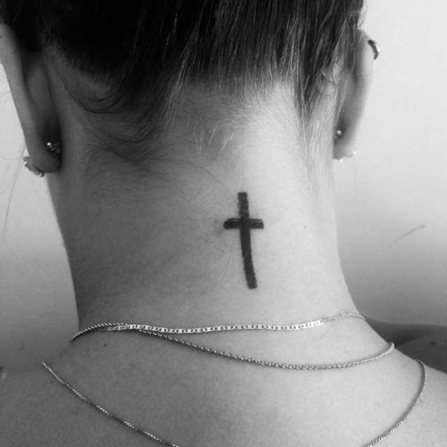 tattoo femenino con una cruz 39