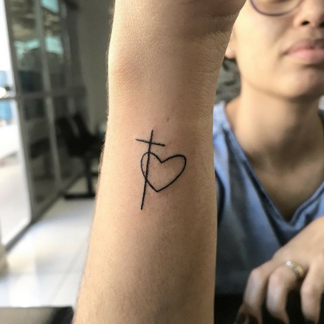 tattoo femenino con una cruz 40