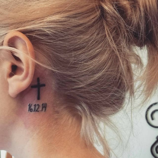 tattoo femenino con una cruz 41