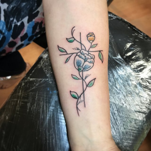 tattoo femenino con una cruz 42