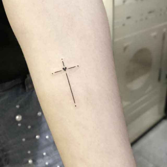 tattoo femenino con una cruz 43