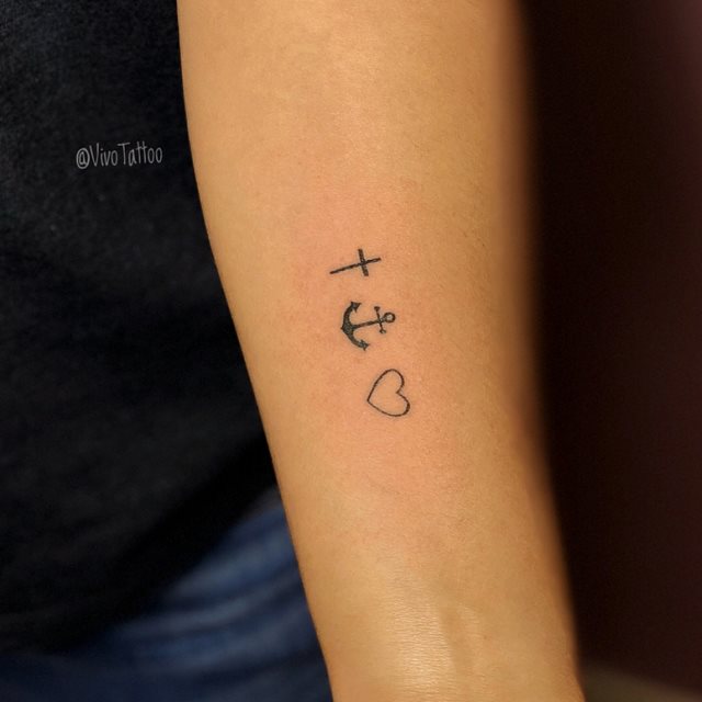 tattoo femenino con una cruz 44