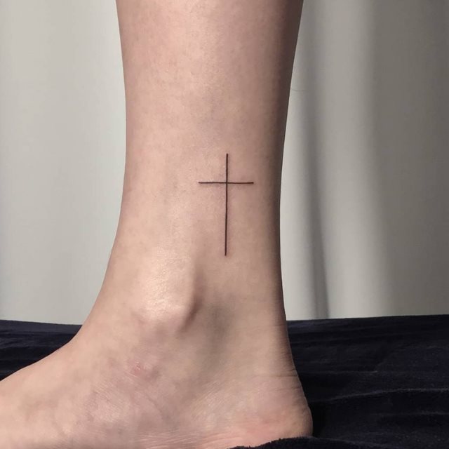 tattoo femenino con una cruz 45