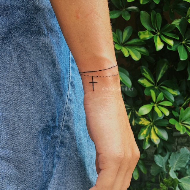 tattoo femenino con una cruz 46