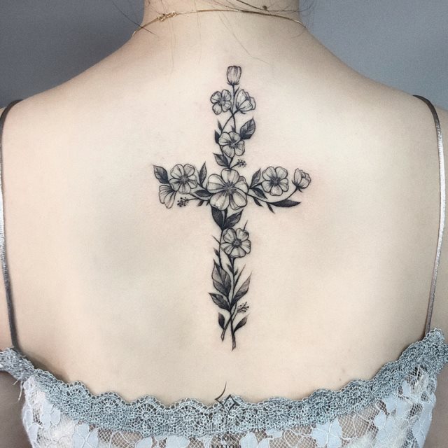 tattoo femenino con una cruz 47