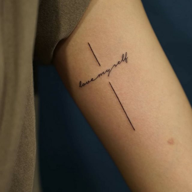 tattoo femenino con una cruz 48