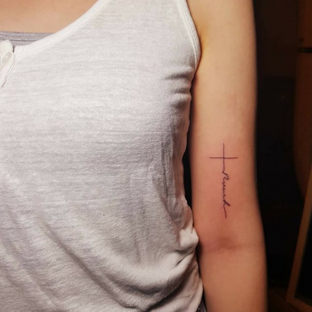tattoo femenino con una cruz 49