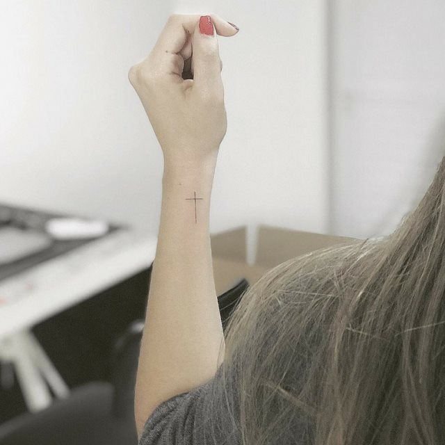 tattoo femenino con una cruz 50
